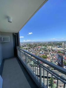 2 BR Near BGC and CBD City View Balcony Full Kitchen Self Check in Prisma Pasig
