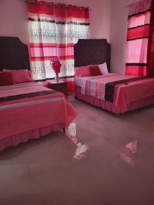 4 Bed-4 EnSuite-Sleeps 12-AirCon-5 Min To Beach