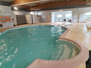 Campings Mobil-Home 6 personnes avec TV et clim N' B025 : photos des chambres