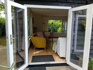 Knusse bungalow met binnen en buitenzwembad op het park