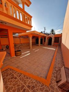 Casa para 18 personas con AC, cocina y a 10 min de la Playa