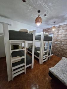 Casa para 18 personas con AC, cocina y a 10 min de la Playa