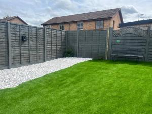 The Little Chinoiserie 2 bed house with large garden and only 7 min away from MK Central Rail station and City Centre