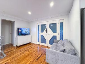 Spacious 4-bedrooms apartment in West Ryde with WiFi, AC
