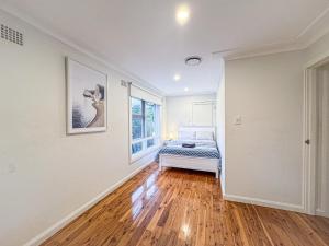 Spacious 4-bedrooms apartment in West Ryde with WiFi, AC