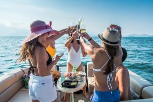 TUKI Nest Spacious Home with Garden View & Self-Service Breakfast - Large Porch, Subic Monkeys, Pet Friendly with a Fee