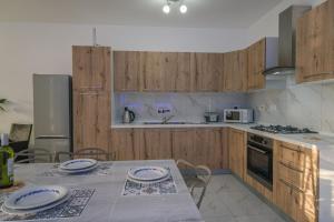 Central Comfort Apartment - Steps FromAmenities