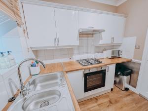 2 bed central apartment, stones throw to beach and pier
