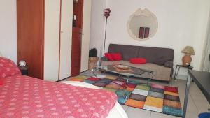 CANNES Un pied dans leau, Un pied en ville