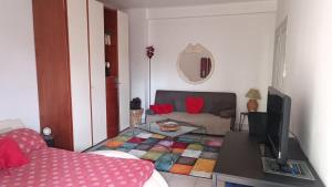 CANNES Un pied dans leau, Un pied en ville