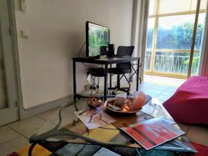 CANNES Un pied dans leau, Un pied en ville