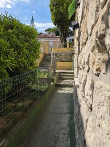 T2 rez de jardin de villa au calme