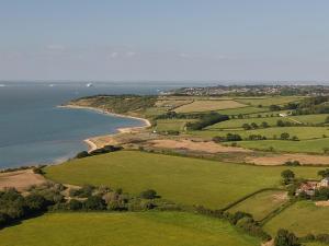 New caravan, Isle of White sea view & decking Thorness bay park