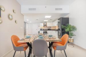 Free housekeeping visits during your stay - StayShort - Stylish DIFC Apartment Sleeps 4 with Pool & Gym