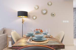 Free housekeeping visits during your stay - StayShort - Stylish DIFC Apartment Sleeps 4 with Pool & Gym