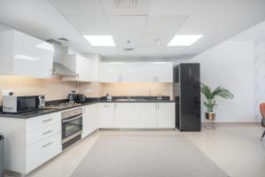 Free housekeeping visits during your stay - StayShort - Stylish DIFC Apartment Sleeps 4 with Pool & Gym