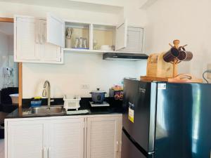 Budget Friendly Staycation walking distance to Venice Mall with Netflix and Wifi