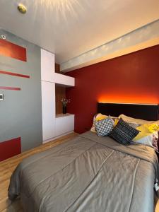 Stylish Urban in Central Location with 500Mbps WiFi and Private Parking