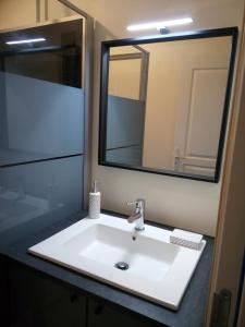 Appartements F1 Meuble 002 neuf prox autoroute et gare : Appartement - Vue sur Jardin