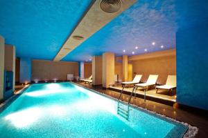 Ski Retreat Spa Pool and Mountain Views