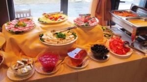 Ski Retreat Spa Pool and Mountain Views