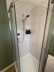 3 Bedroom Apartment - Loch Linnhe Views - Modern & Chilled Highland Stay