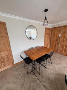 3 Bedroom Apartment - Loch Linnhe Views - Modern & Chilled Highland Stay