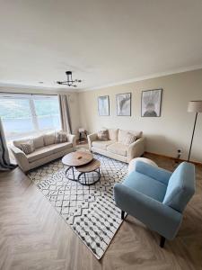 3 Bedroom Apartment - Loch Linnhe Views - Modern & Chilled Highland Stay