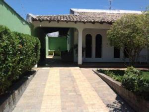 Refúgio Familiar com Piscina, Wifi, Jardim e Churrasqueira a 500 metros da Enseada