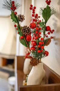 Lovehome - 4BD Villa with views-15mins to airport,10mins to MEC ΑΕ- 2mins to bus stop ,10mins to Suburban Railway on foot