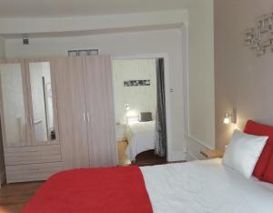 Appartements LE KLEBER au choix VUE SUR PARC ou RUE simplicite d'acces, charme et confort garantis : photos des chambres