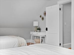 6BR3BATH Home with FREE Parking & Outdoor Furniture