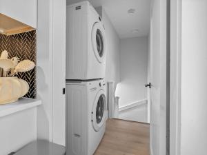 6BR3BATH Home with FREE Parking & Outdoor Furniture