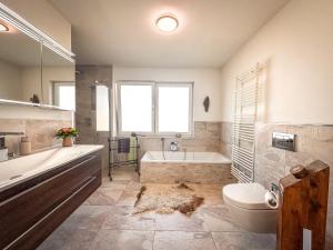 wolke 7, Alpenblick mit Eleganz, Kingsizebett, Kamin, Terrasse mit Grill, Garten