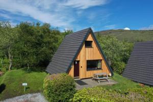 1 Bedroom Cabin with Mountain & Loch Views - Quiet Location between Glencoe & Ben Nevis