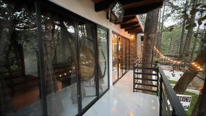 Hermosa cabaña en el bosque