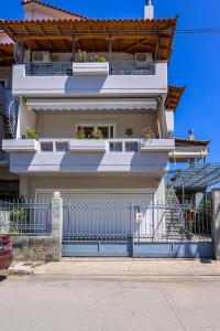 Lovehome - 4BD Villa with views-15mins to airport,10mins to MEC ΑΕ- 2mins to bus stop ,10mins to Suburban Railway on foot