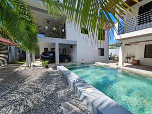 AJ Suites - Modern Beach Apartments with Pool and Full Kitchen