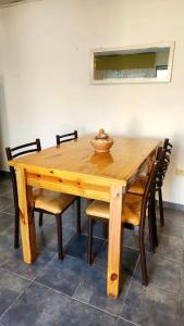 Casa 2 ambientes con jardín y garage