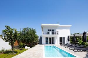 Cyan Viewpoint House near Lake Kourna