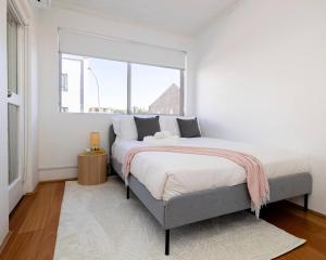 1 min to the beach with AC, balcony & parking