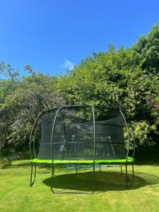 Spacious 5-Bed House - Garden Parking & Bbq