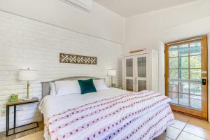 Casa Paloma Studio Artsy and Airy with Hot Tub Access