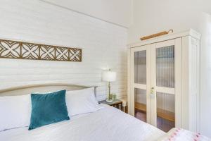 Casa Paloma Studio Artsy and Airy with Hot Tub Access