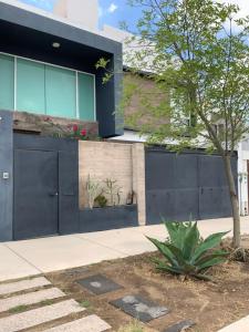 Amplia habitación, baño privado