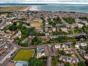 Square Green - No 16 Balcony