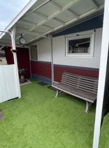 Campingplatz Wohnwagen mit Vorzelt