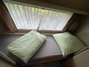 Campingplatz Wohnwagen mit Vorzelt