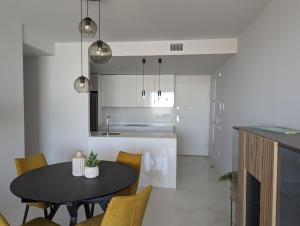 Luxury Apartment - Benidorm Beach - Sea Views, Pool & Terrace