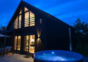 Nowoczesna stodoła z balią na Mazurach